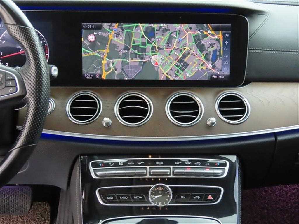 Mercedes-Benz E-Class — photo 10