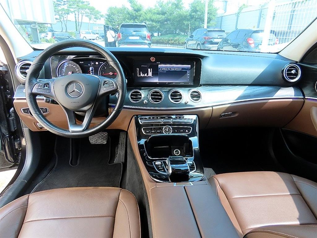 Mercedes-Benz E-Class — photo 07