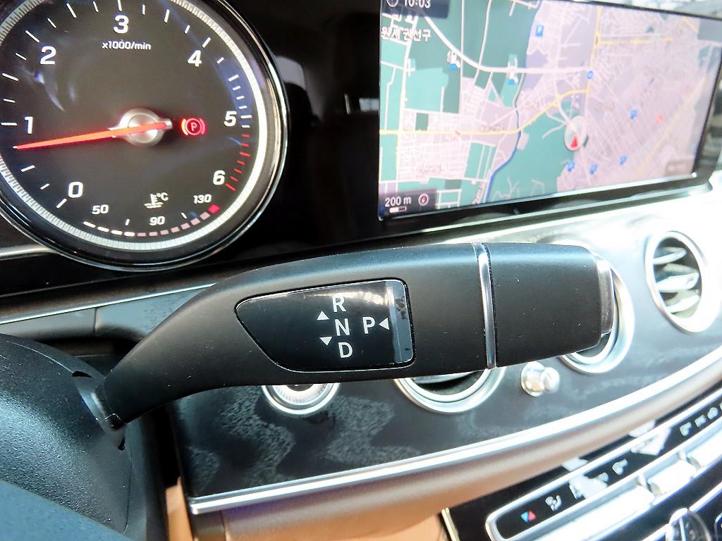 Mercedes-Benz E-Class — photo 11