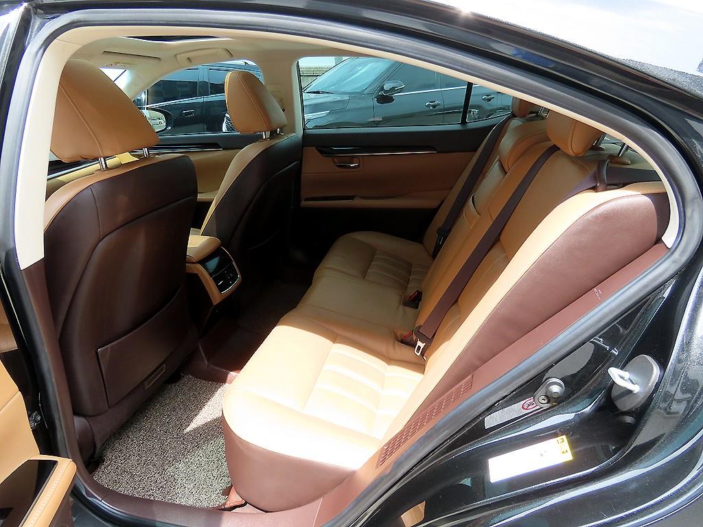 Lexus ES — photo 06