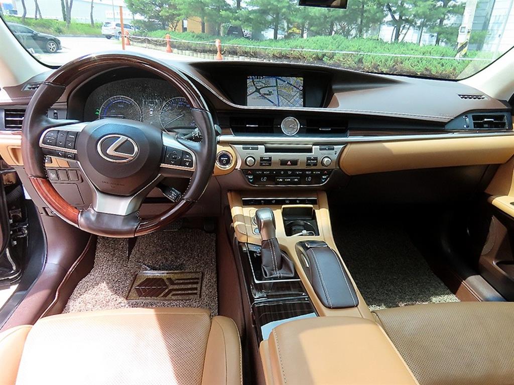 Lexus ES — photo 07