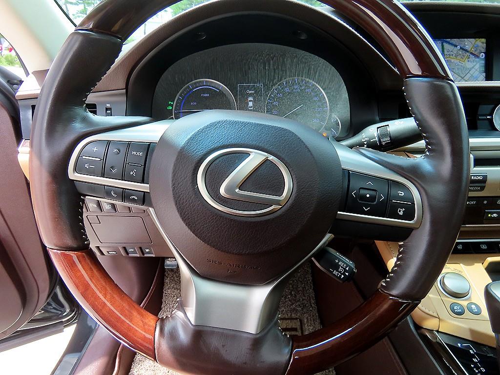 Lexus ES — photo 08