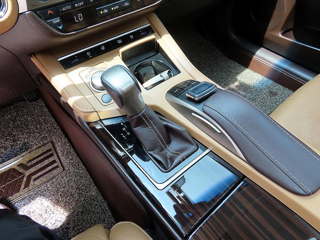 Lexus ES — photo 10