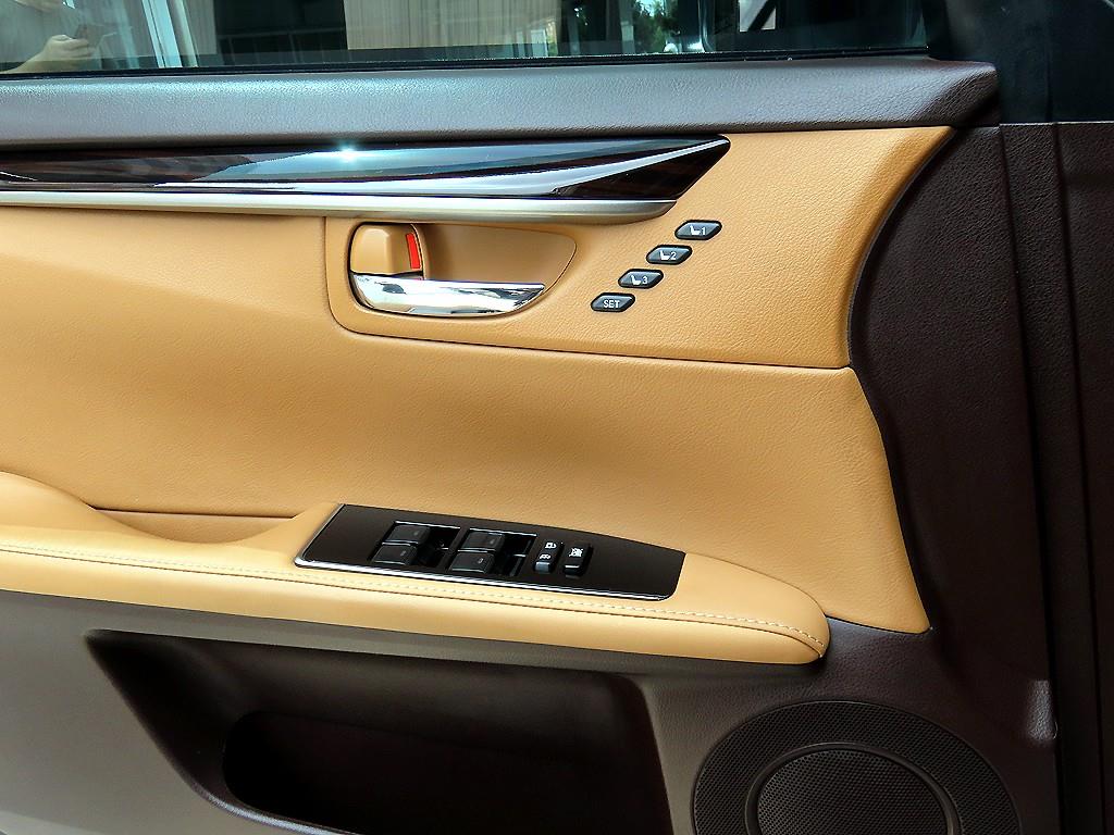 Lexus ES — photo 11