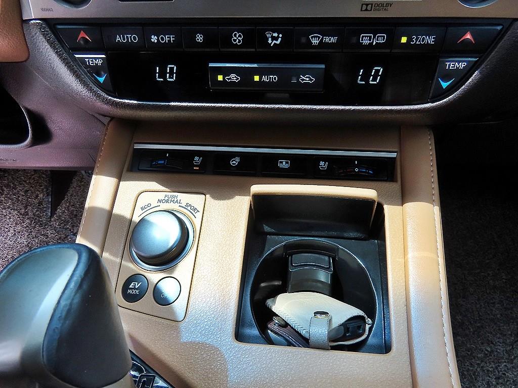 Lexus ES — photo 13