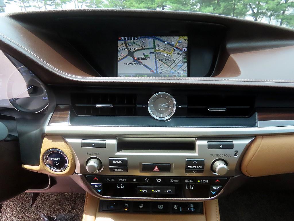 Lexus ES — photo 14