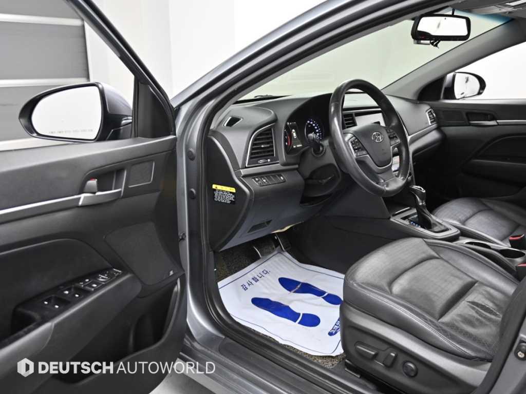 Hyundai Avante — photo 11