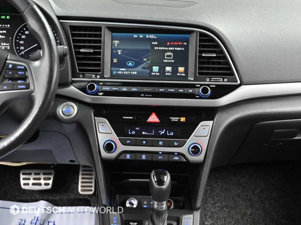 Hyundai Avante — photo 14