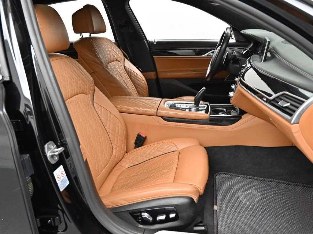 BMW 7-Series — photo 11
