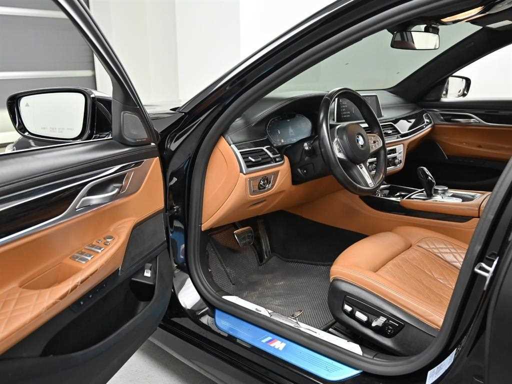 BMW 7-Series — photo 12