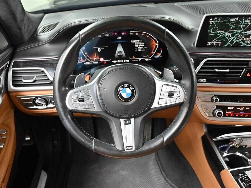 BMW 7-Series — photo 14