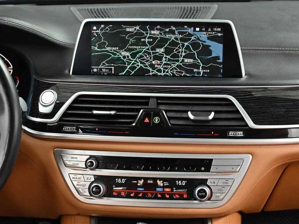 BMW 7-Series — photo 15