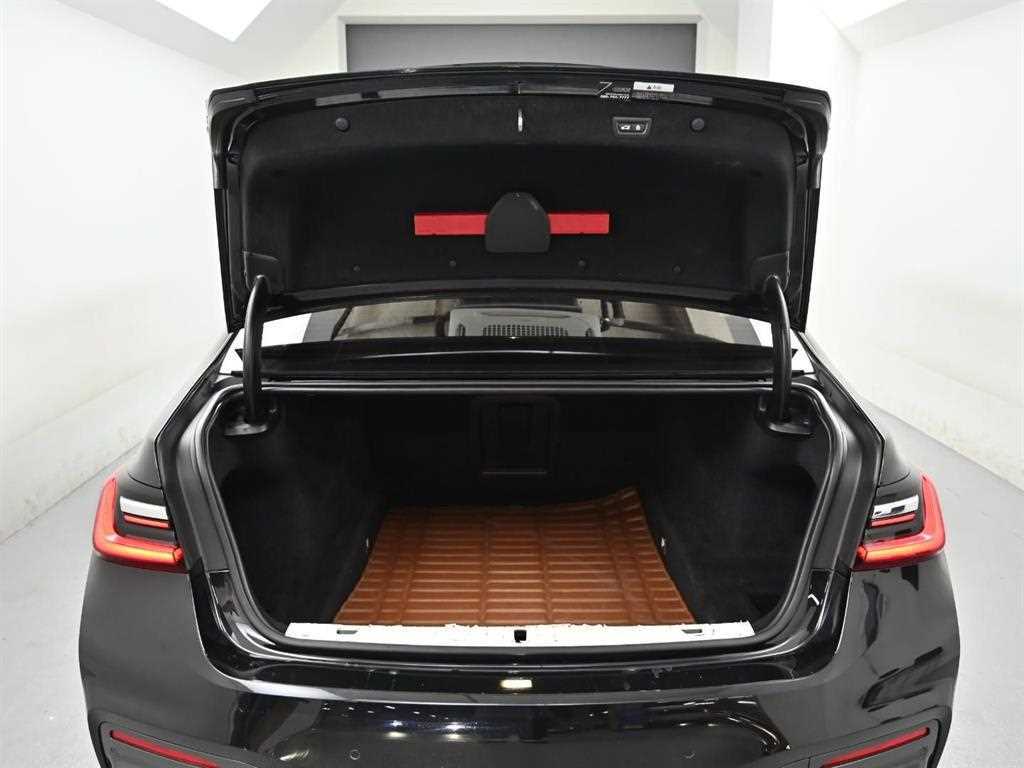 BMW 7-Series — photo 20