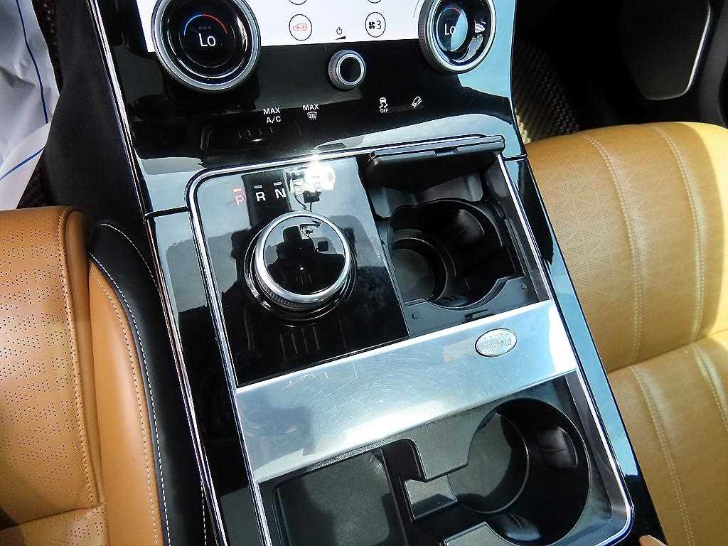 Land Rover Range Rover Velar — photo 10