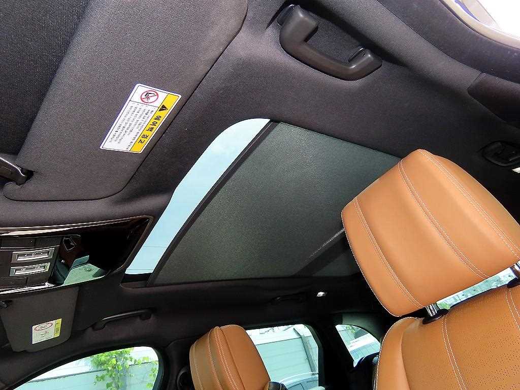 Land Rover Range Rover Velar — photo 16