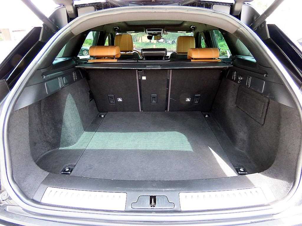 Land Rover Range Rover Velar — photo 17