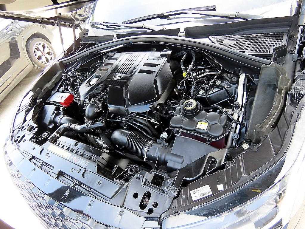 Land Rover Range Rover Velar — photo 19