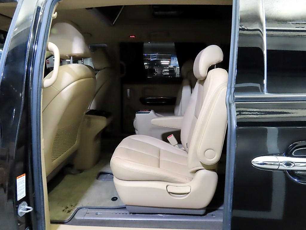 Kia Carnival — photo 07