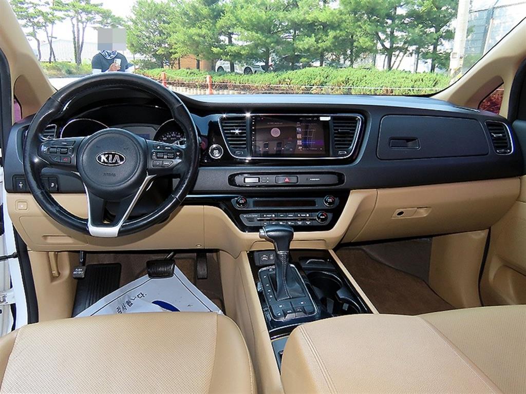 Kia Carnival — photo 08