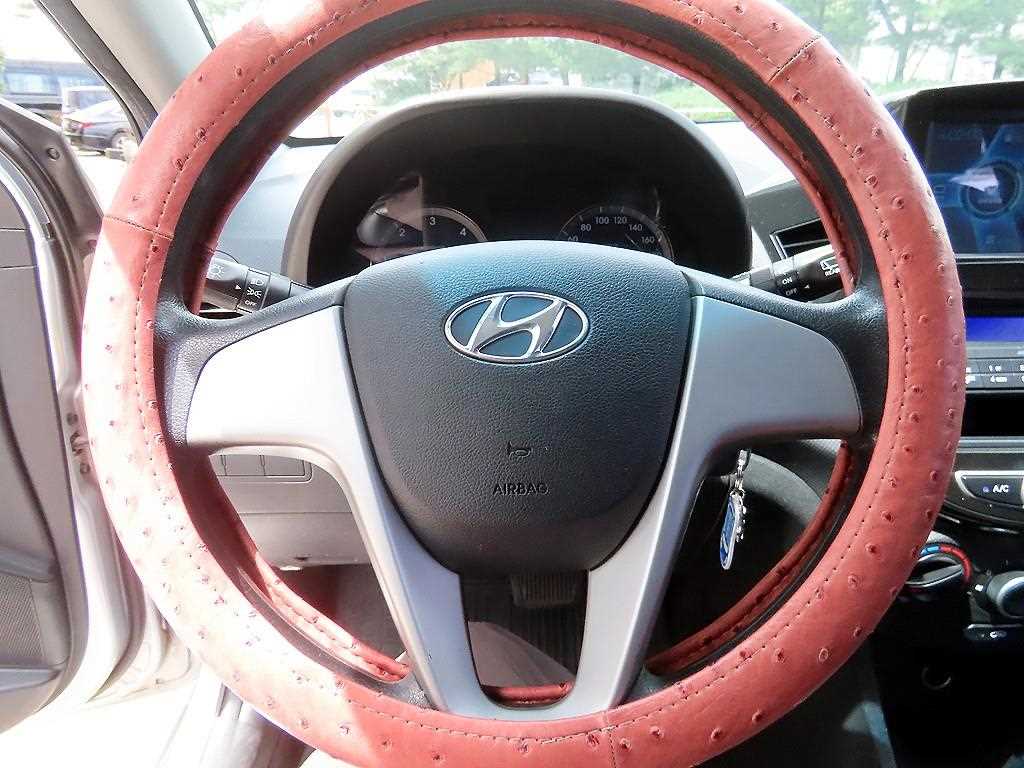 Hyundai Accent — photo 08