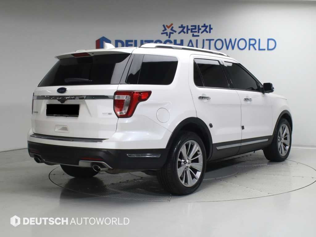 Ford Explorer — photo 02