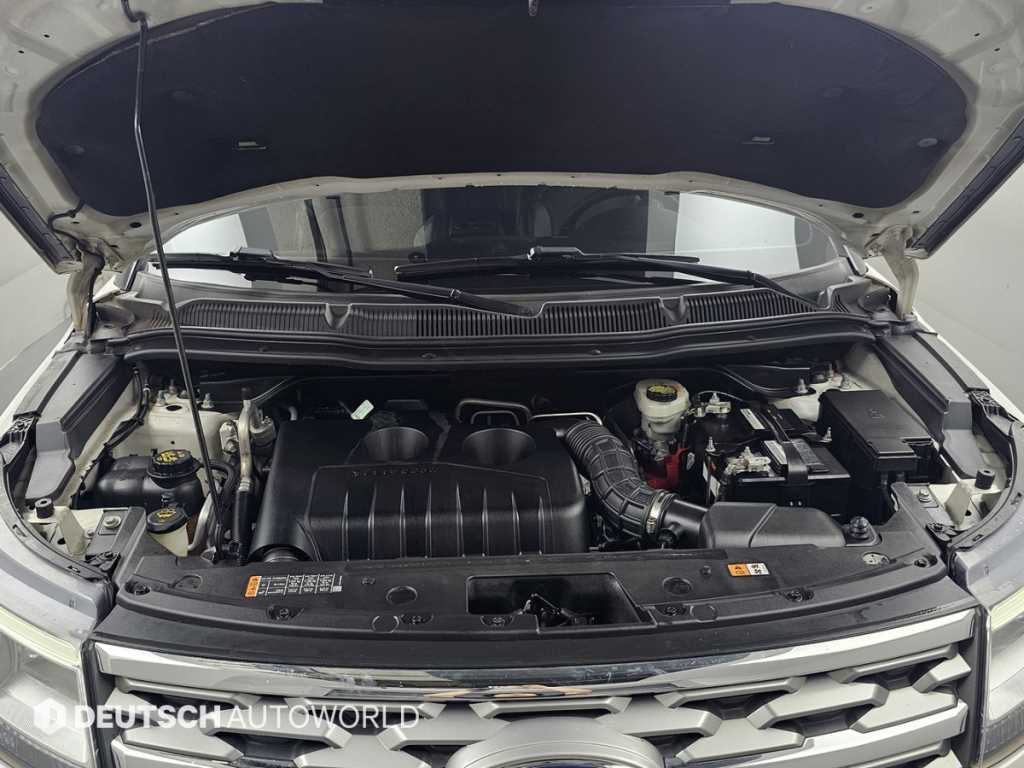 Ford Explorer — photo 06