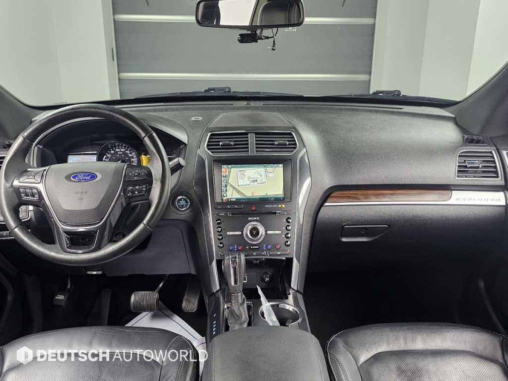 Ford Explorer — photo 07