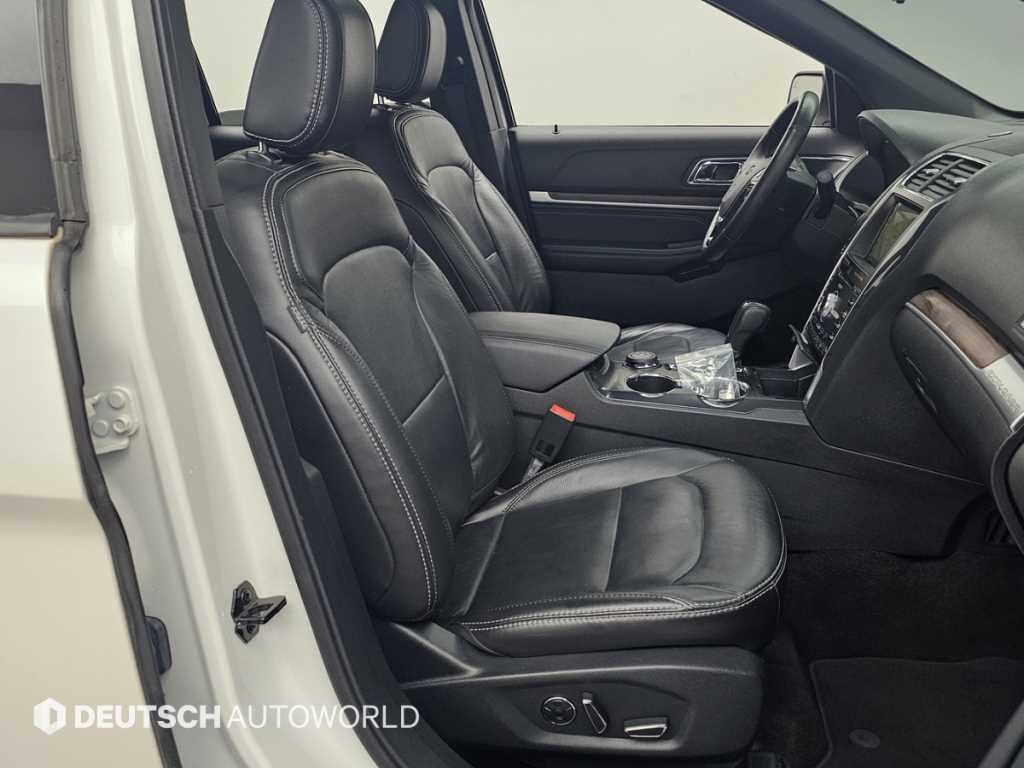 Ford Explorer — photo 10