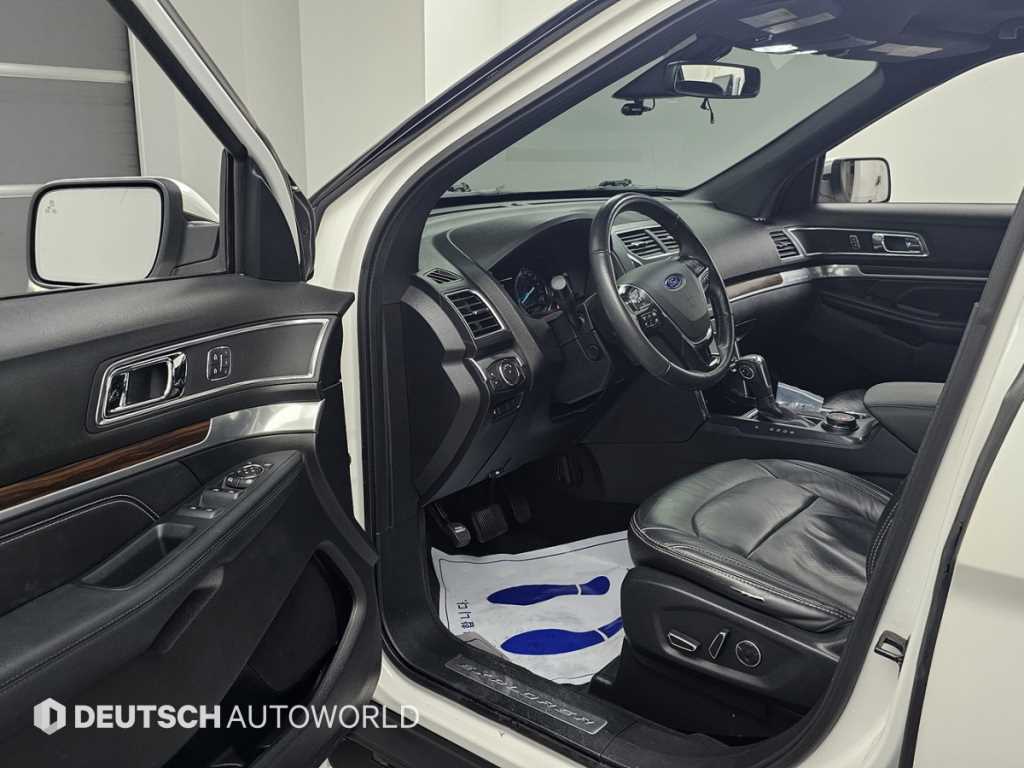 Ford Explorer — photo 11