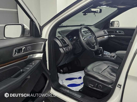 Ford Explorer — photo 11