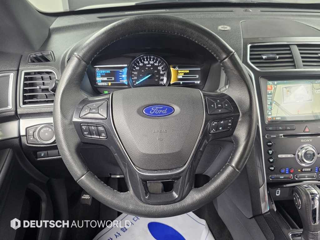 Ford Explorer — photo 13
