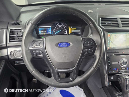 Ford Explorer — photo 13