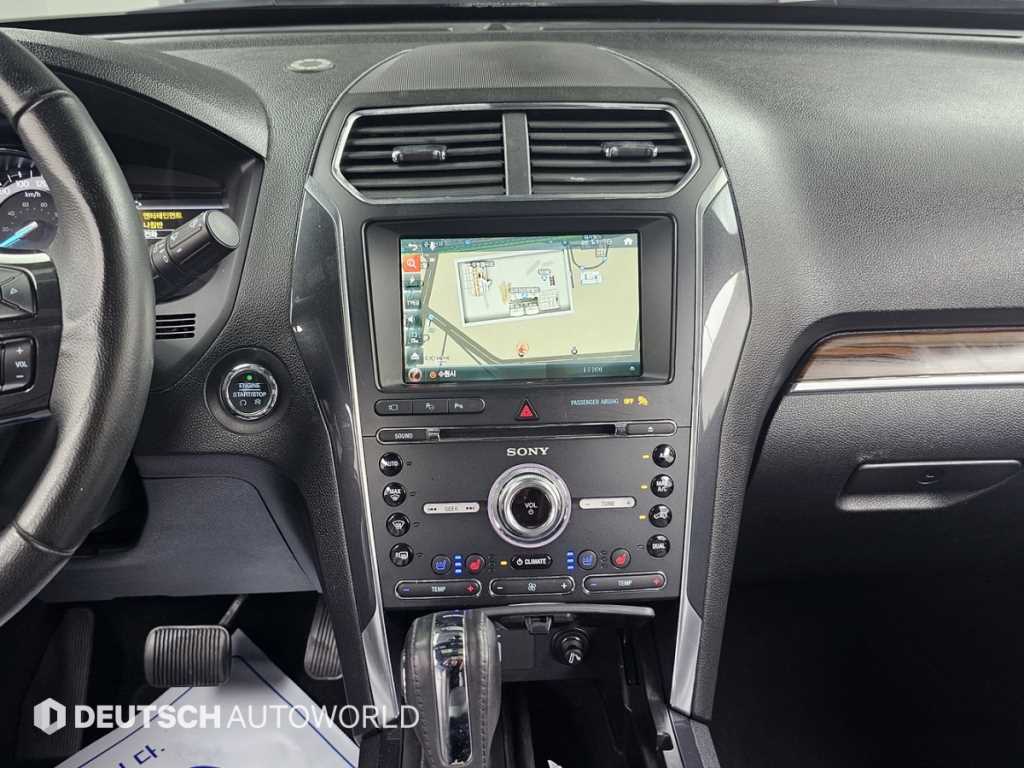 Ford Explorer — photo 14
