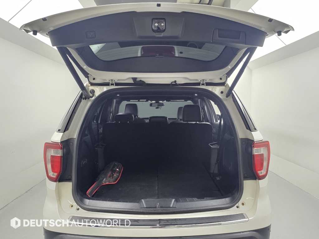 Ford Explorer — photo 19