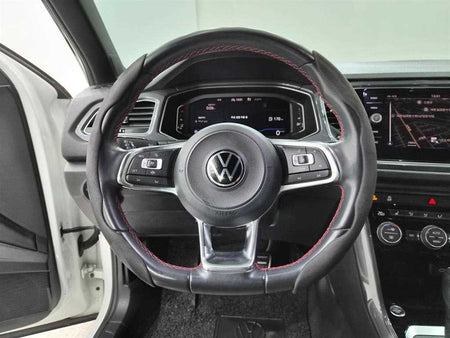 Volkswagen T-Roc — photo 09