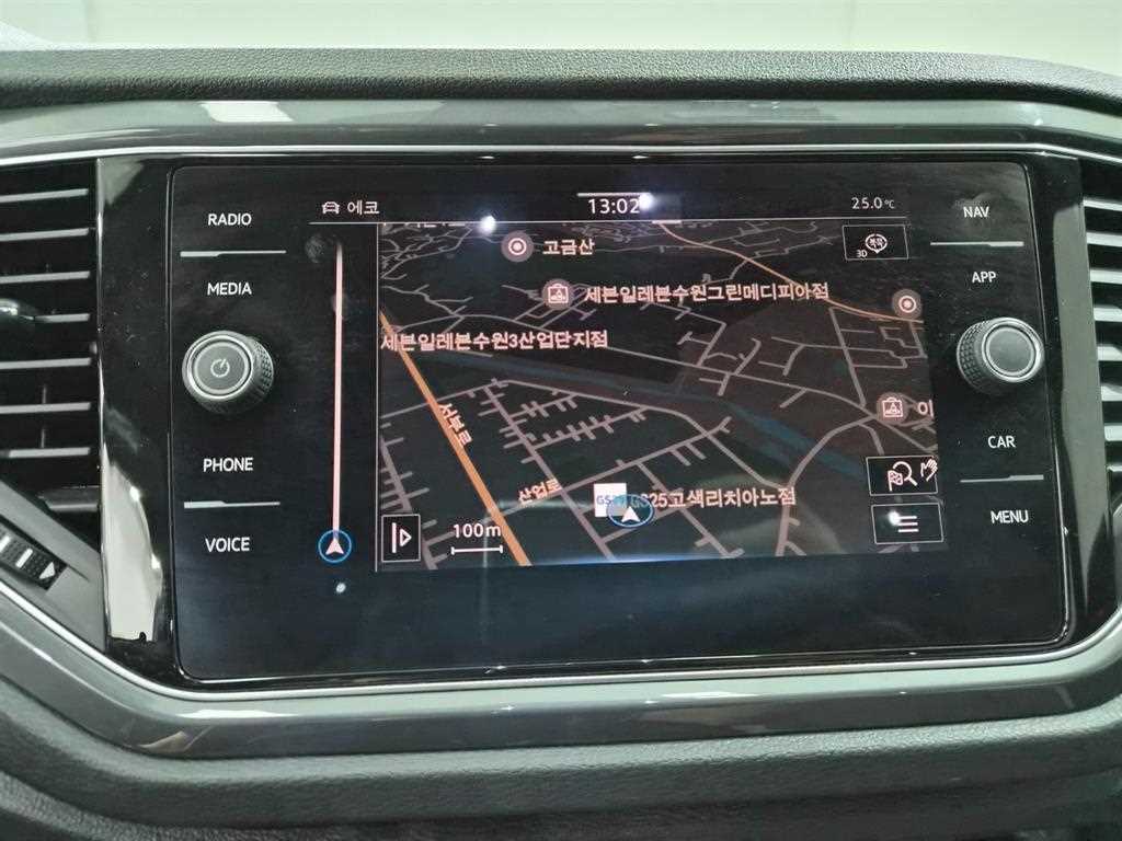 Volkswagen T-Roc — photo 13