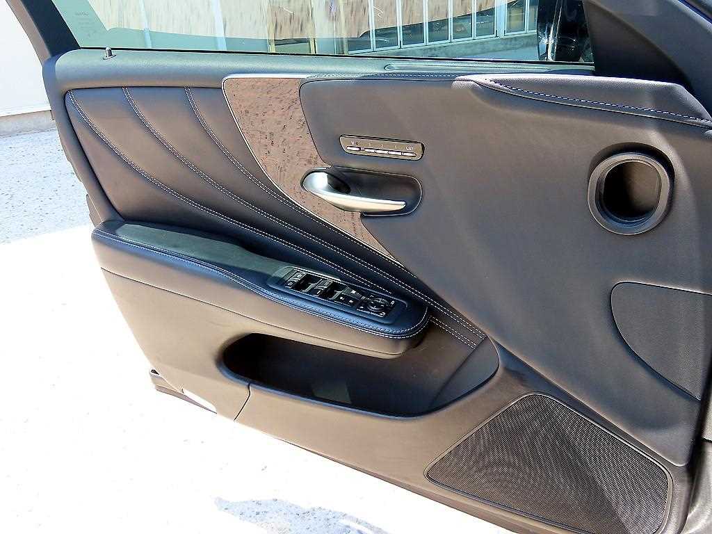 Lexus LS — photo 11