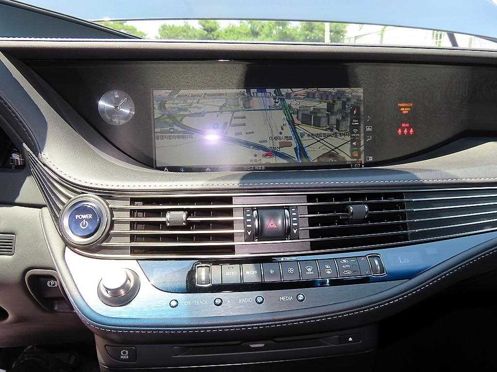 Lexus LS — photo 12