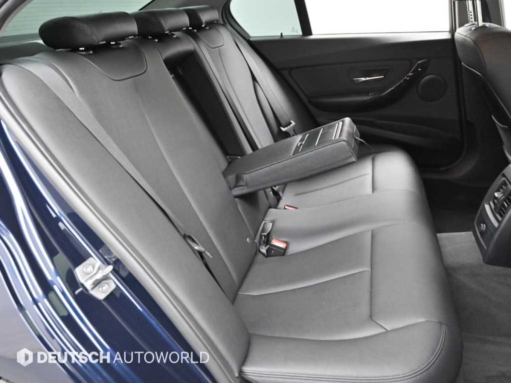 BMW 3-Series — photo 12