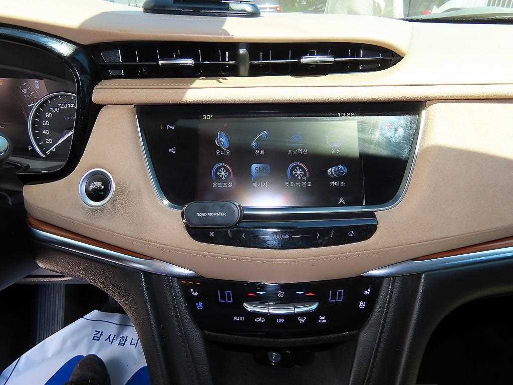 Cadillac XT5 — photo 13