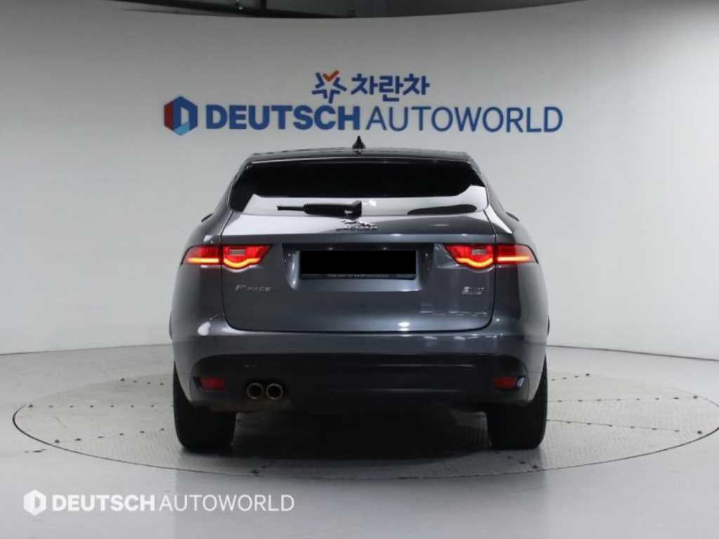 Jaguar F-PACE — photo 04