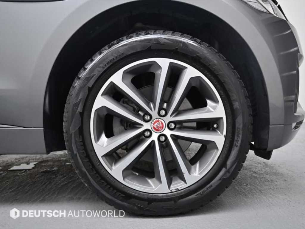 Jaguar F-PACE — photo 05