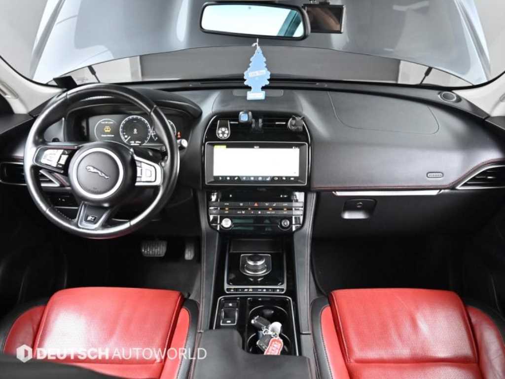 Jaguar F-PACE — photo 07