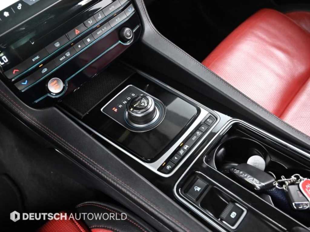 Jaguar F-PACE — photo 09