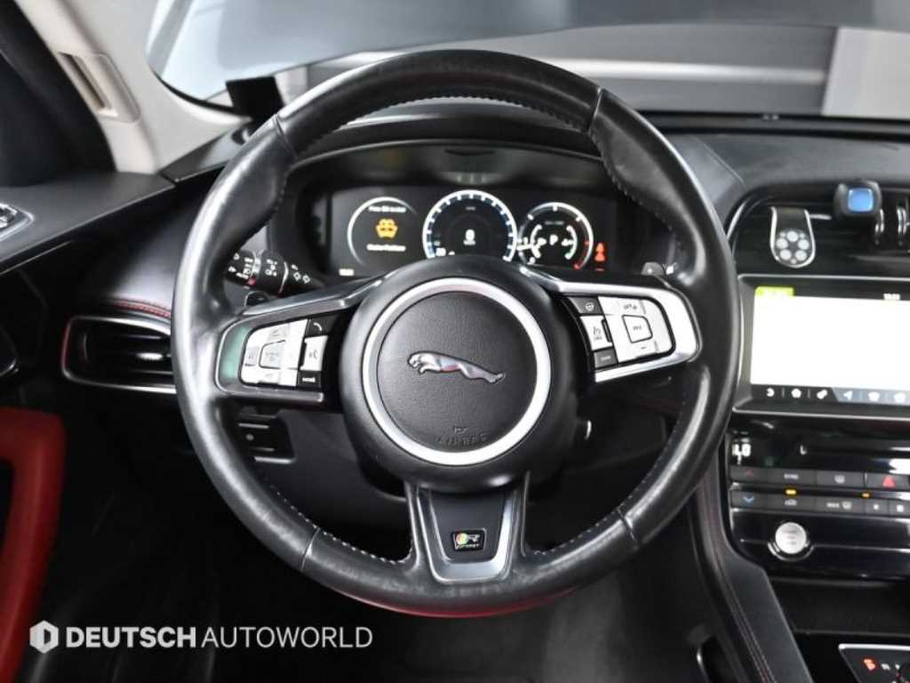 Jaguar F-PACE — photo 13