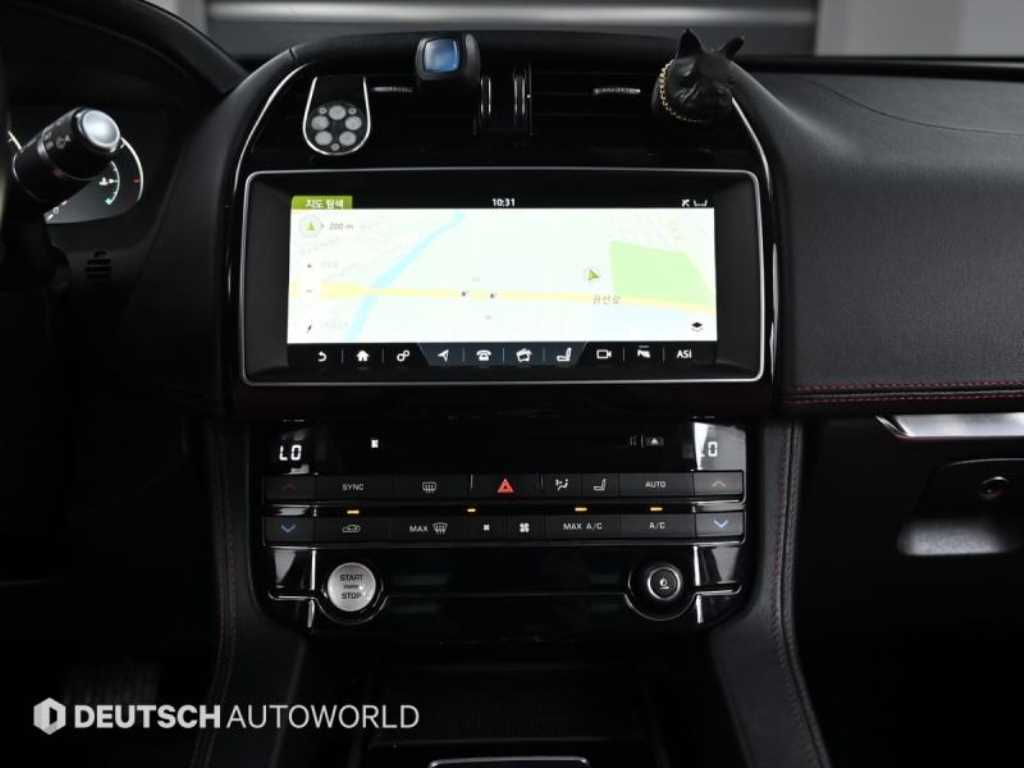 Jaguar F-PACE — photo 14