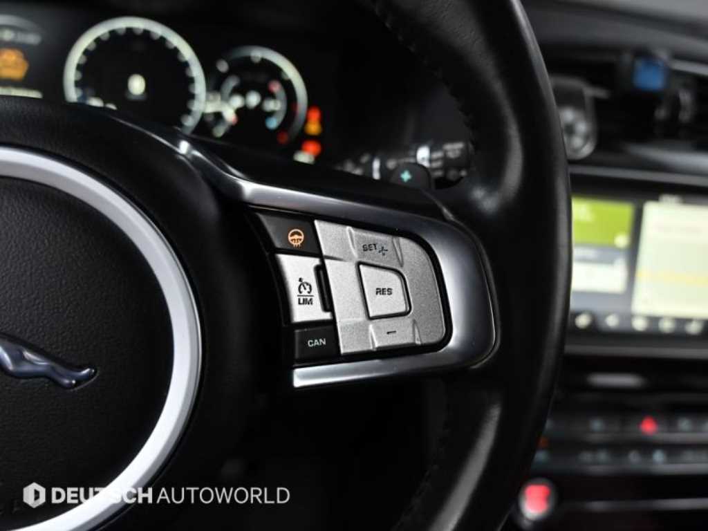 Jaguar F-PACE — photo 17