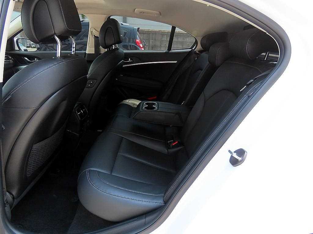 Genesis G70 — photo 06