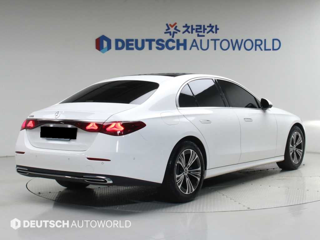 Mercedes-Benz E-Class — photo 02