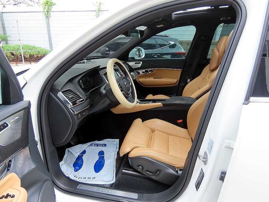 Volvo XC90 — photo 05